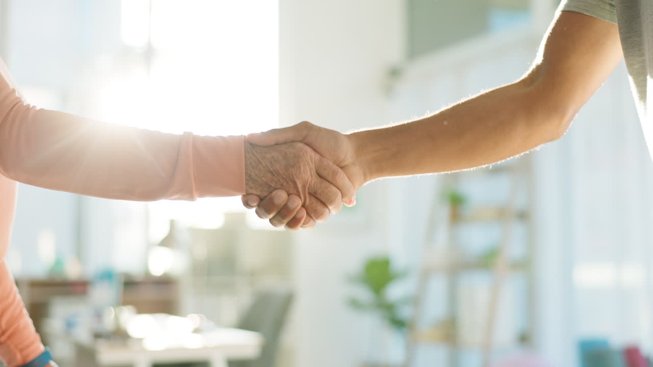 Persone, stretta di mano e assistenza anziani in ringraziamento