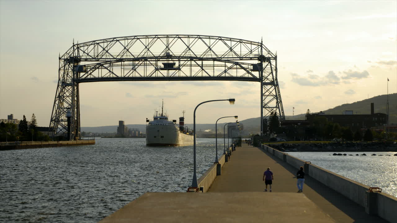 승강교 아래를 지나는 배와 다리가 다시 내려가는 시간 경과