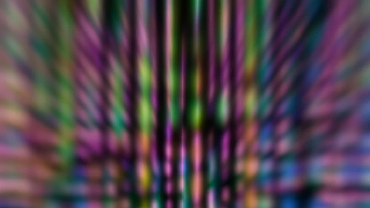 Luce colorata lampeggiante sfocata nell'oscurità.