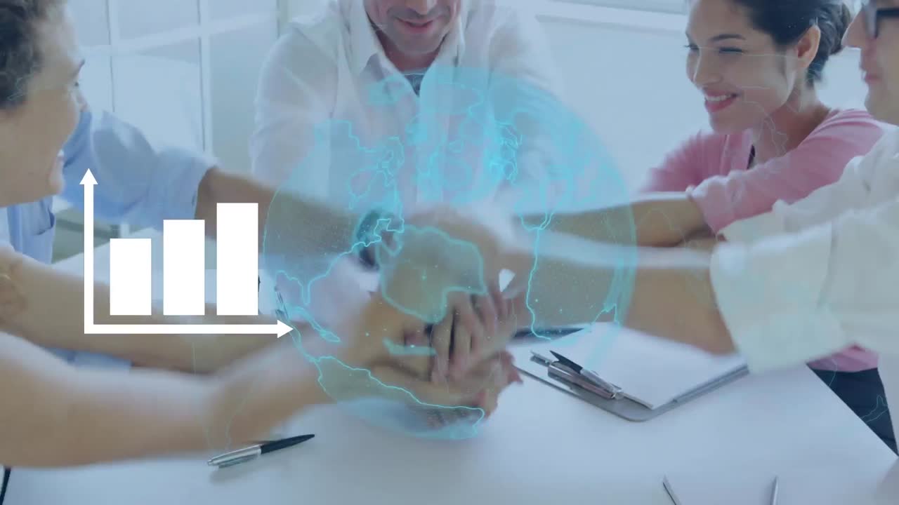 animación del globo giratorio y procesamiento de datos sobre felices colegas apilando las manos en la reunión