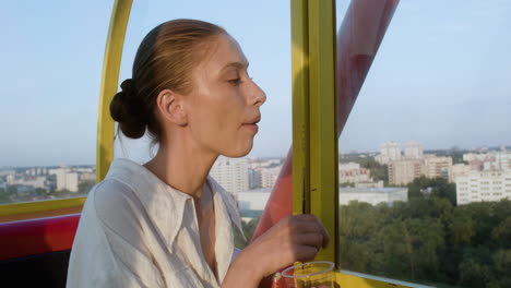 una mujer comiendo palomitas de maíz.