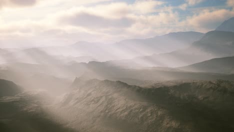 Paisaje-Desértico-Volcánico-Aéreo-Con-Rayos-De-Luz