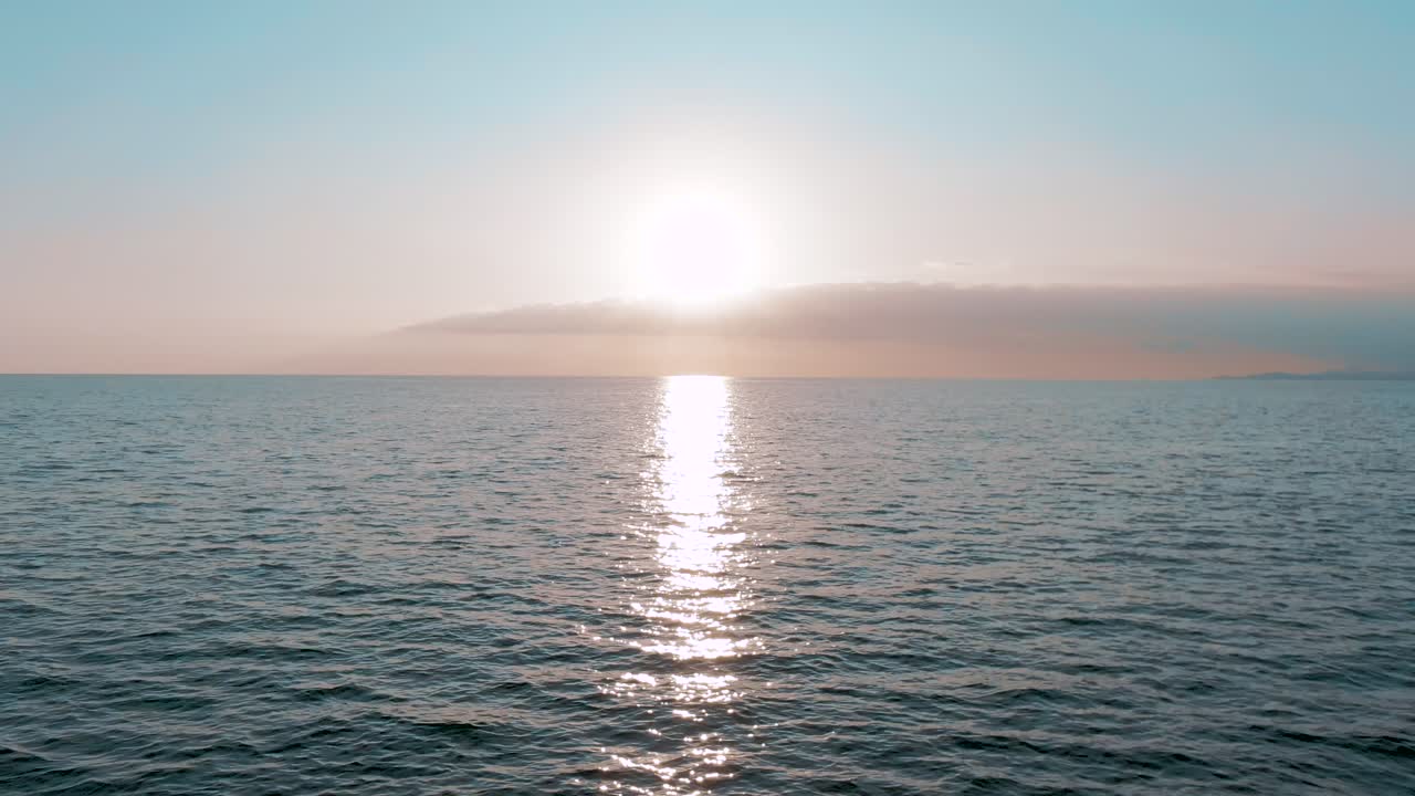 바다 위에 해가 지는 것