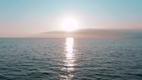 puesta de sol sobre el océano
