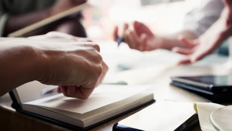 Closeup-hands-Business-people-meeting-in-cafe-using-digital-tablet-big-data