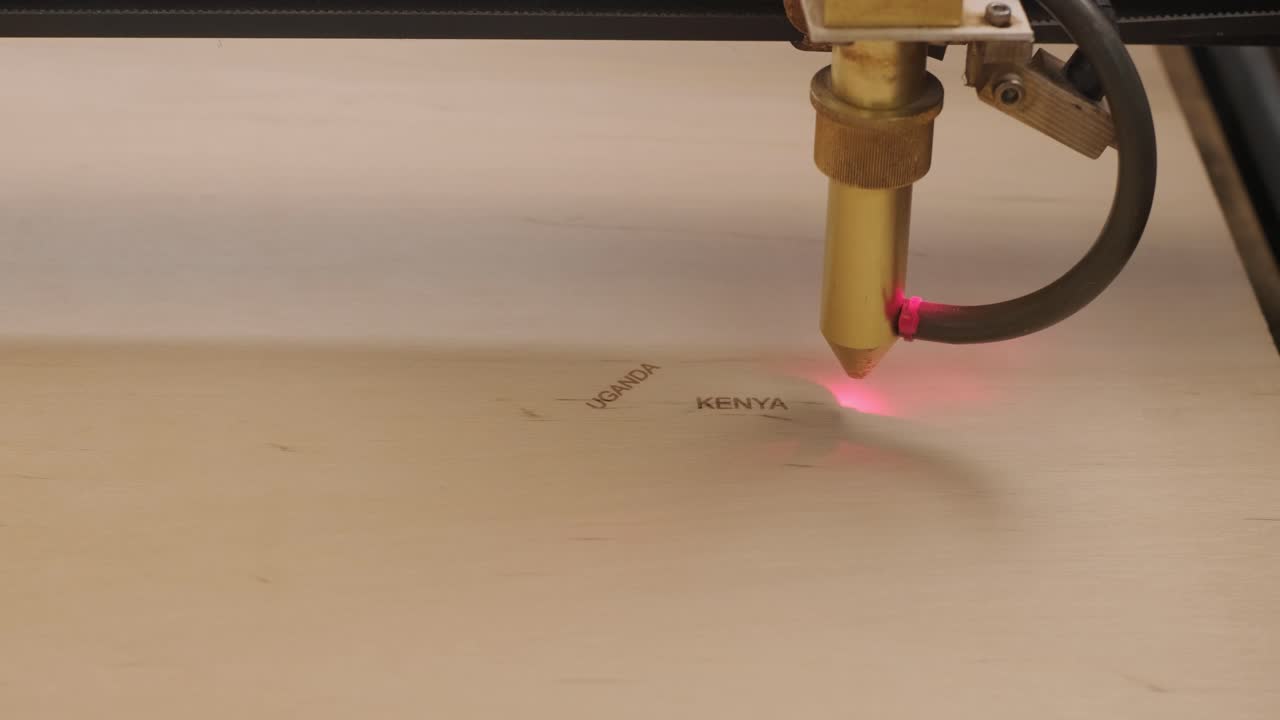 timelapse. la máquina de corte por láser cnc corta tablas de madera y contrachapado