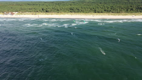 Antena:-Tiro-De-Drones-A-Gran-Altitud-De-Un-Grupo-De-Surfistas-Montando-Olas-Cerca-De-La-Playa-Y-El-Bosque-En-Nida