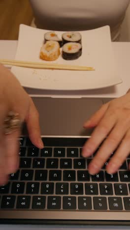 almuerzo trabajando con sushi