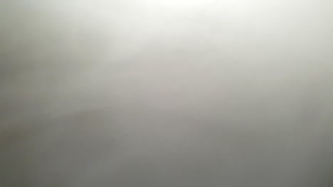 niebla y humo en cámara lenta moviéndose a través de una superficie texturizada, perfecto para presentaciones de atmósfera espeluznante, aterradora y misteriosa