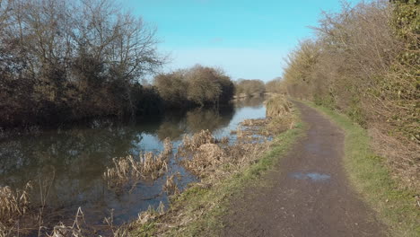 Canal-footpath-or-towpath