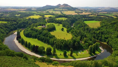 Imágenes-Aéreas-Del-Río-Tweed-Y-Las-Colinas-De-Eildon-En-Las-Fronteras-Escocesas,-Escocia.