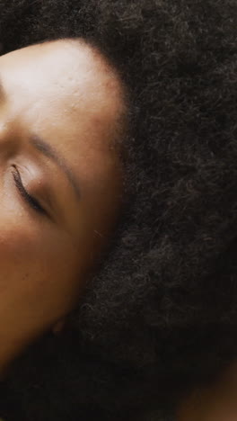 video de una mujer afroamericana de tamaño grande relajándose en el sofá