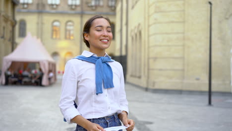 Una-Alegre-Mujer-Asiática-Se-Quita-La-Máscara-Médica-Y-Respira-Profundamente-Al-Aire-Libre-Después-Del-Bloqueo-Del-Coronavirus.-Pandemia-De-COVID-19