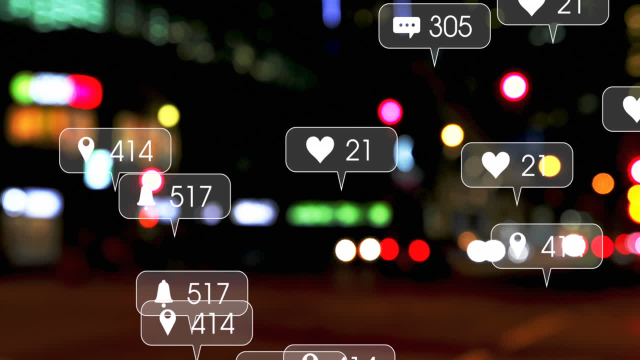 animación de iconos y números de redes sociales sobre el tráfico vial y las luces del paisaje urbano