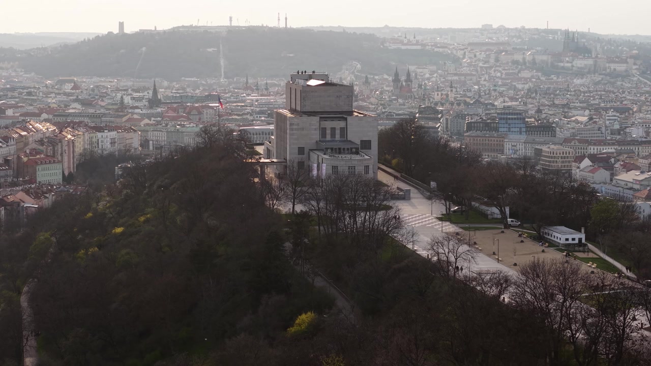 Praga, República Tcheca. Imagem de drone do Monumento Nacional na Colina Vítkov em um dia ensolarado de primavera.