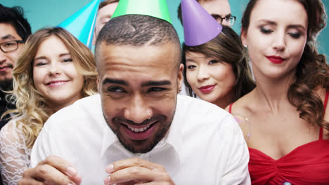 grupo multi-racial de personas felices bailando con burbujas cámara lenta cabina de fotos de la fiesta