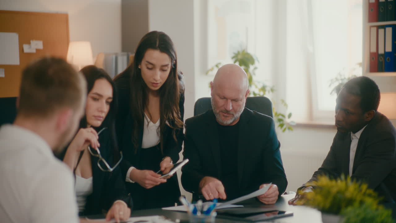 colegas multirraciales discutiendo la estrategia en la oficina.