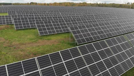 Volando-Con-Drones-De-Cerca-Sobre-Un-Enorme-Parque-De-Paneles-Solares-En-Europa-Estonia