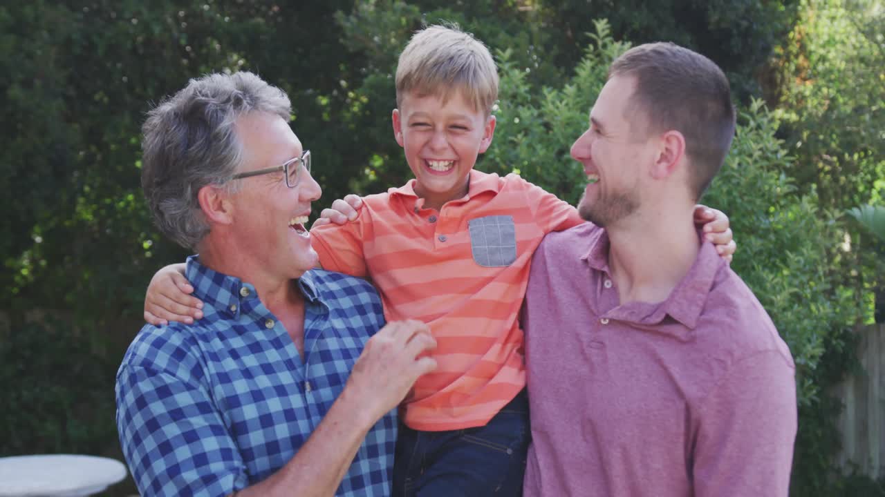 정원에서 즐겁게 놀고 있는 가족