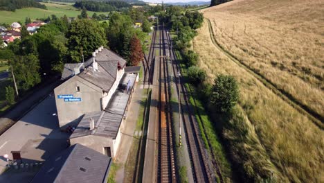 el viejo ferrocarril de vía estrecha. drone volando hacia adelante. república checa.