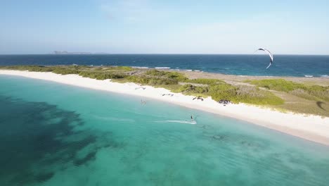 Dos-Hombres-Saltan-Kiteboard-Pasándose-Entre-Sí-Desde-Diferentes-Direcciones,-Isla-Caribeña