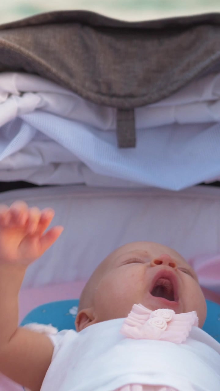 Bambina nel passeggino al mare