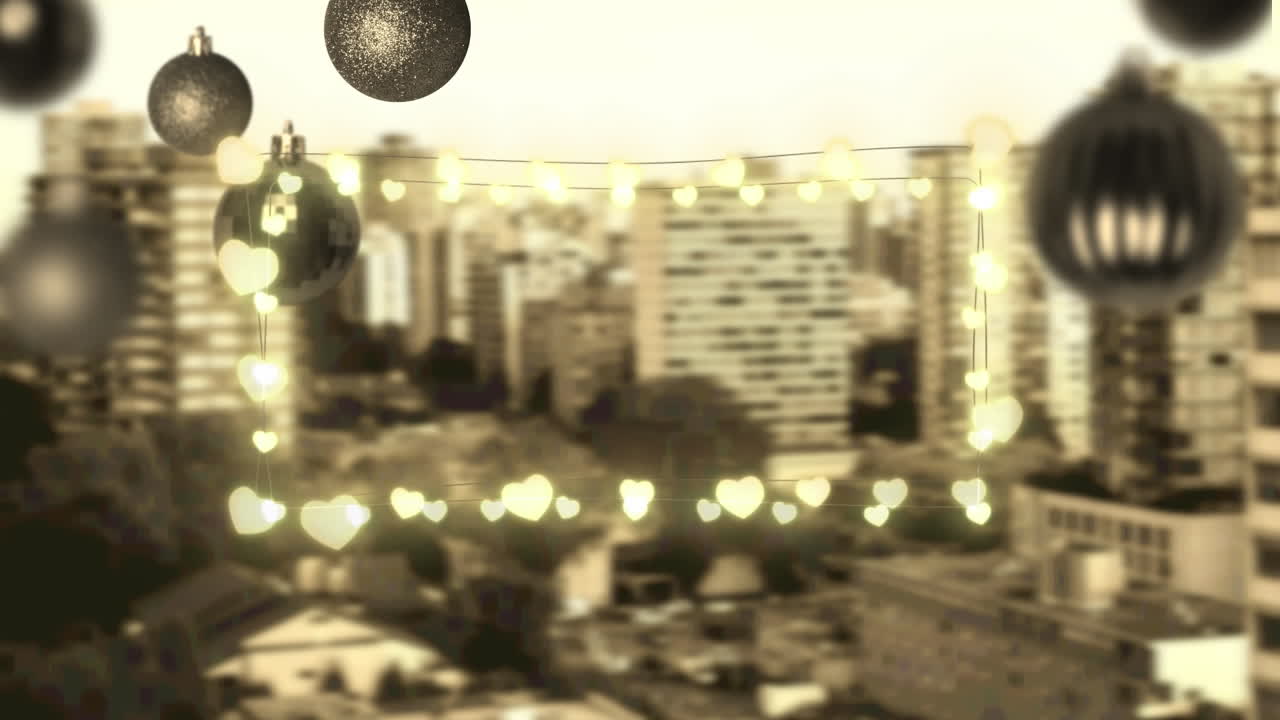 luces de hadas amarillas y decoraciones de adornos colgantes contra la vista aérea del paisaje urbano