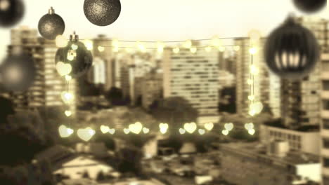 luces de hadas amarillas y decoraciones de adornos colgantes contra la vista aérea del paisaje urbano