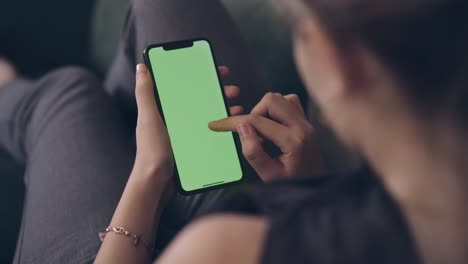 joven usando un teléfono móvil con pantalla de tecla cromada
