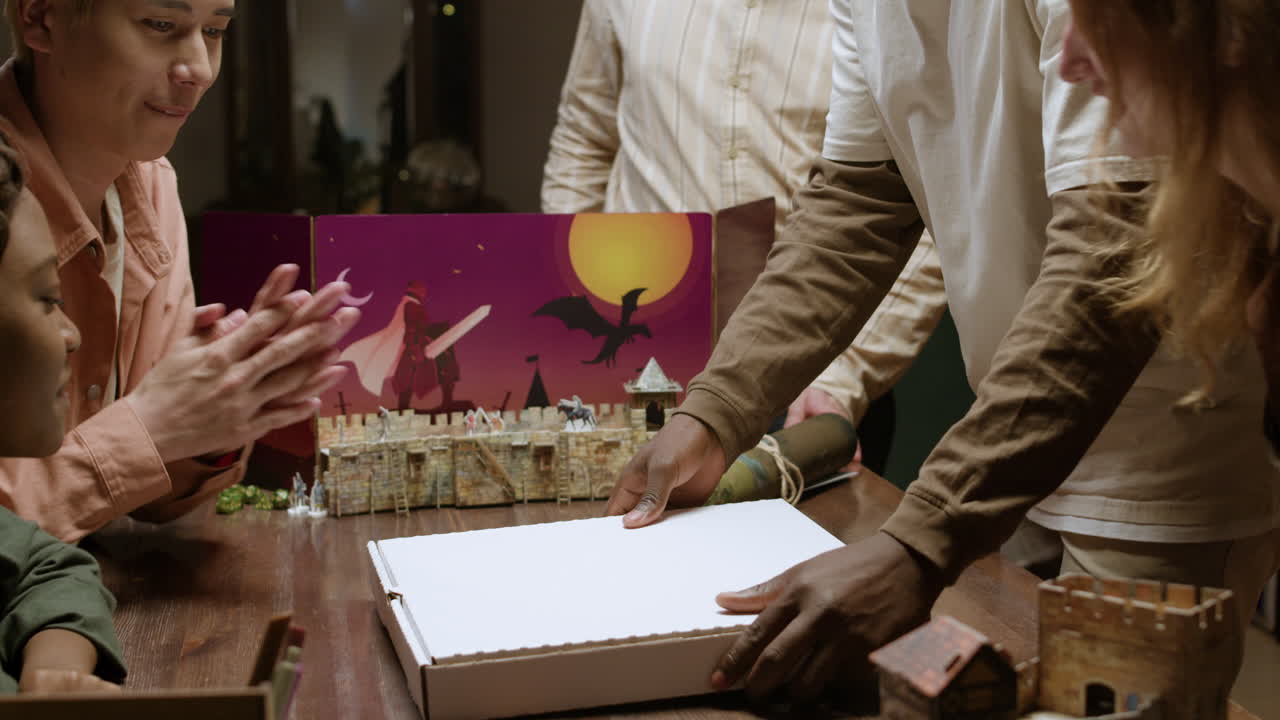 피자를 먹는 친구