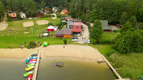 vista aérea de casas de alquiler y hoteles en la costa del lago hartowiec