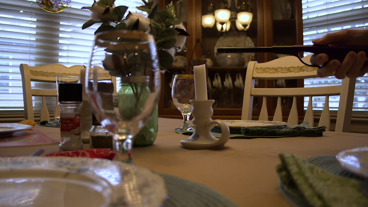 정해진 식탁에서 촛불을 켜다