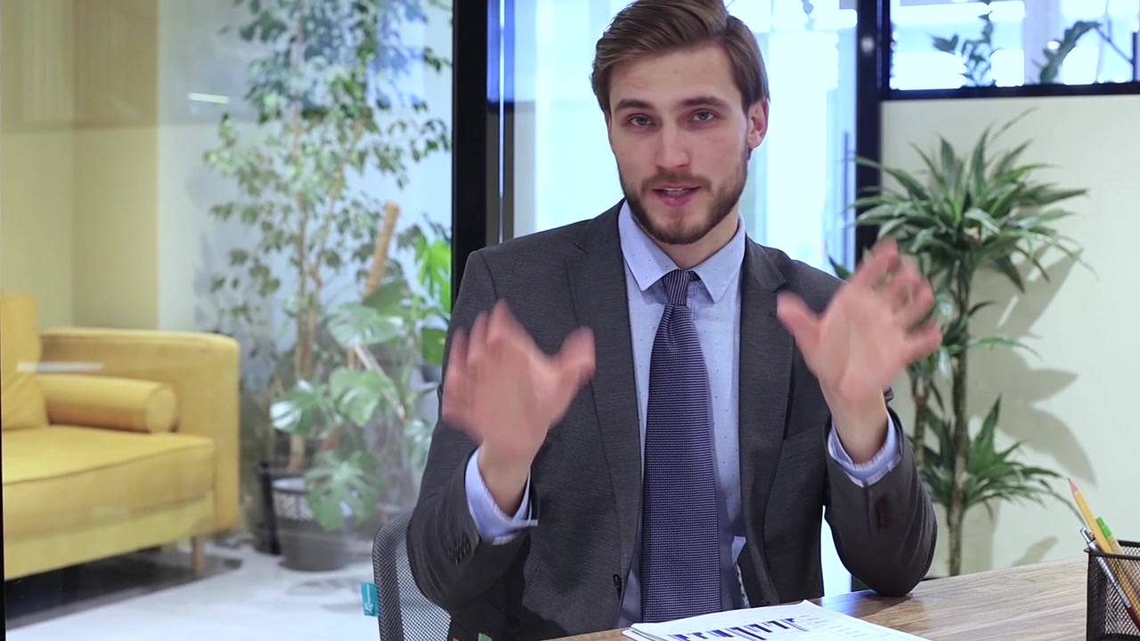 Sebevědomý obchodník mluvící a gestikulující v moderní kanceláři