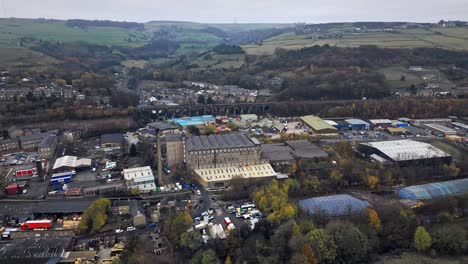 Pueblo-Industrial-De-Clase-Obrera,-Pueblo-En-El-Corazón-De-Las-Colinas-De-Peniques-Del-Oeste-De-Yorkshire