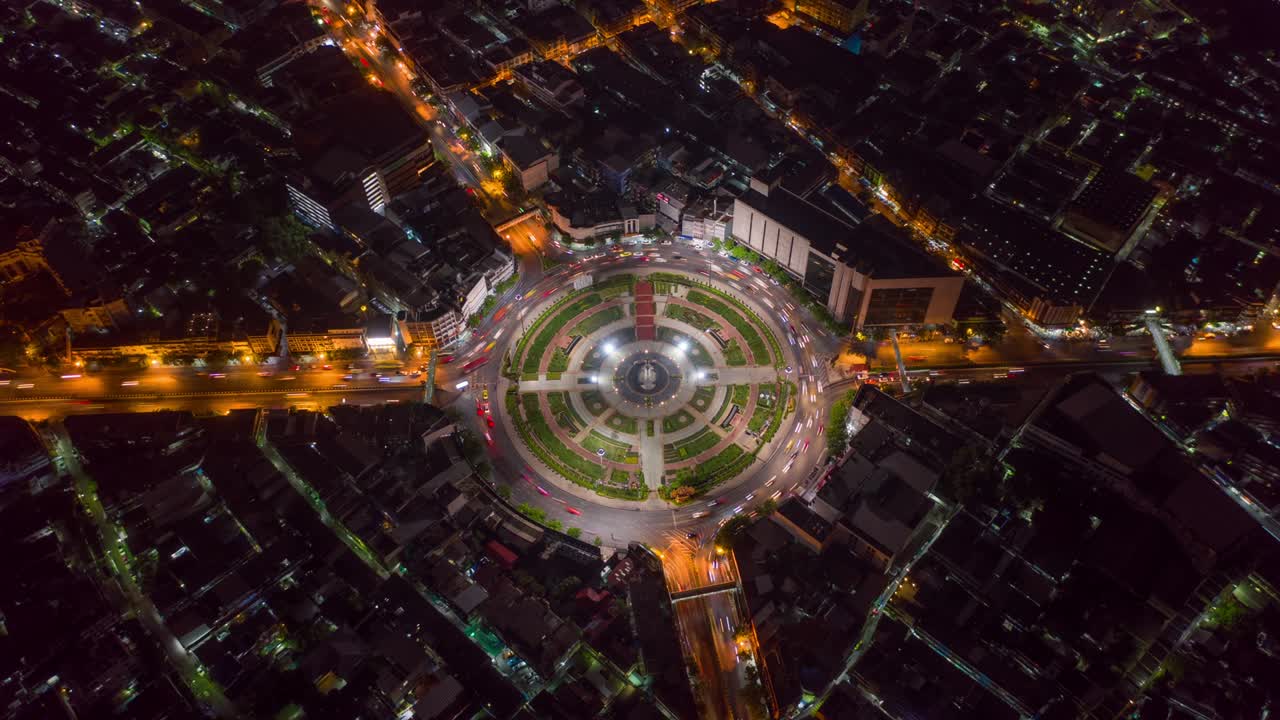 hyperlapse della rotonda di wongwian yai. vista aerea delle giunzioni autostradali. strade a forma di cerchio nella struttura dell'architettura e del concetto di trasporto. top view. città urbana, bangkok di notte, thailandia.