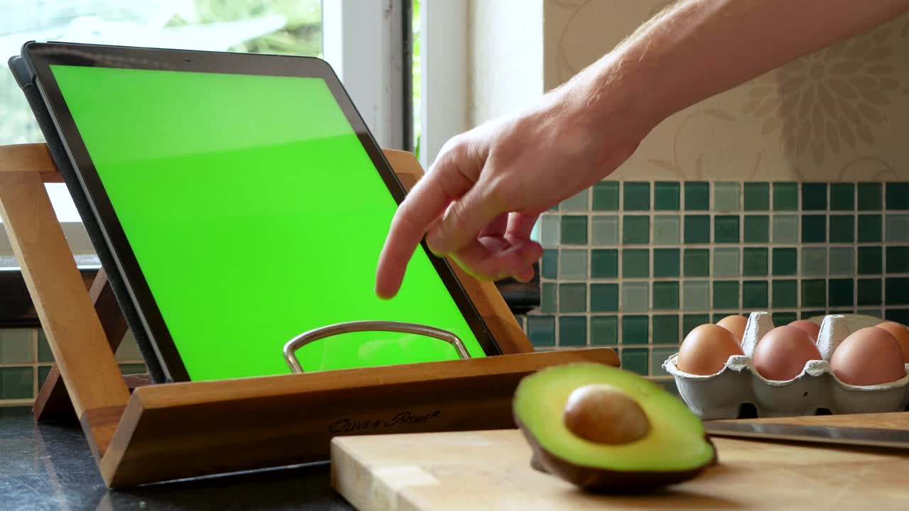 preparación para cocinar y hornear con una receta de tableta de pantalla verde