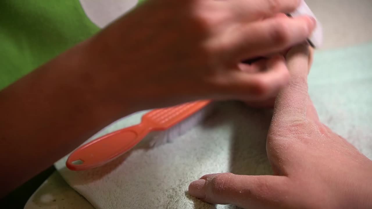 매니큐어 마스터가 스파 살롱에서 손가락 손 관리 고객 여성들을 하고 있습니다.