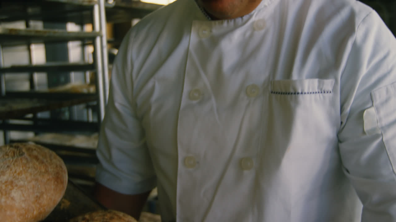 Chef felice che tiene un vassoio di panini cotti al forno 4k