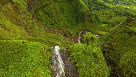 Drohnenaufnahmen-Des-Wasserfalls-„cascata-Da-Ribeira-Do-Ferreiro“-Auf-Der-Insel-Flores-Azoren