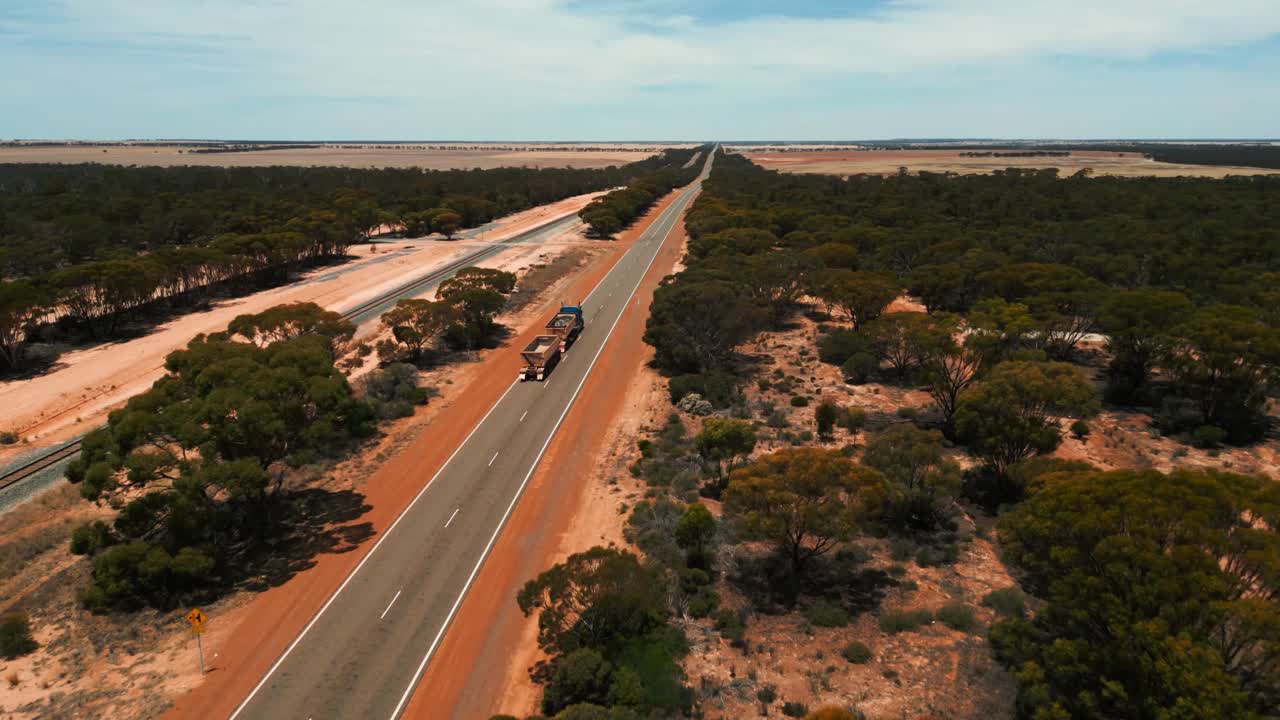 tren de carretera conduciendo en una autopista en el interior de australia en australia occidental