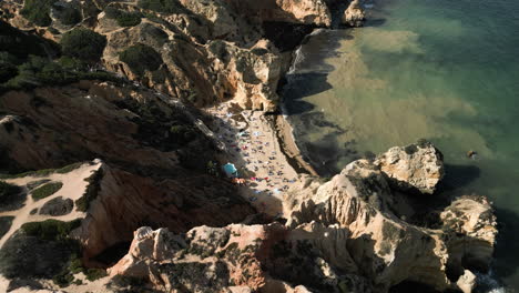 Oberer-Drohnenwinkel-Eines-Sonnigen-Tages-Am-Strand-Von-Camilo,-Portugal