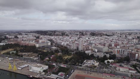 Retirada-Aérea-Del-Paisaje-Urbano-De-Huelva-Que-Revela-El-Puerto-Industrial-En-Un-Día-Nublado