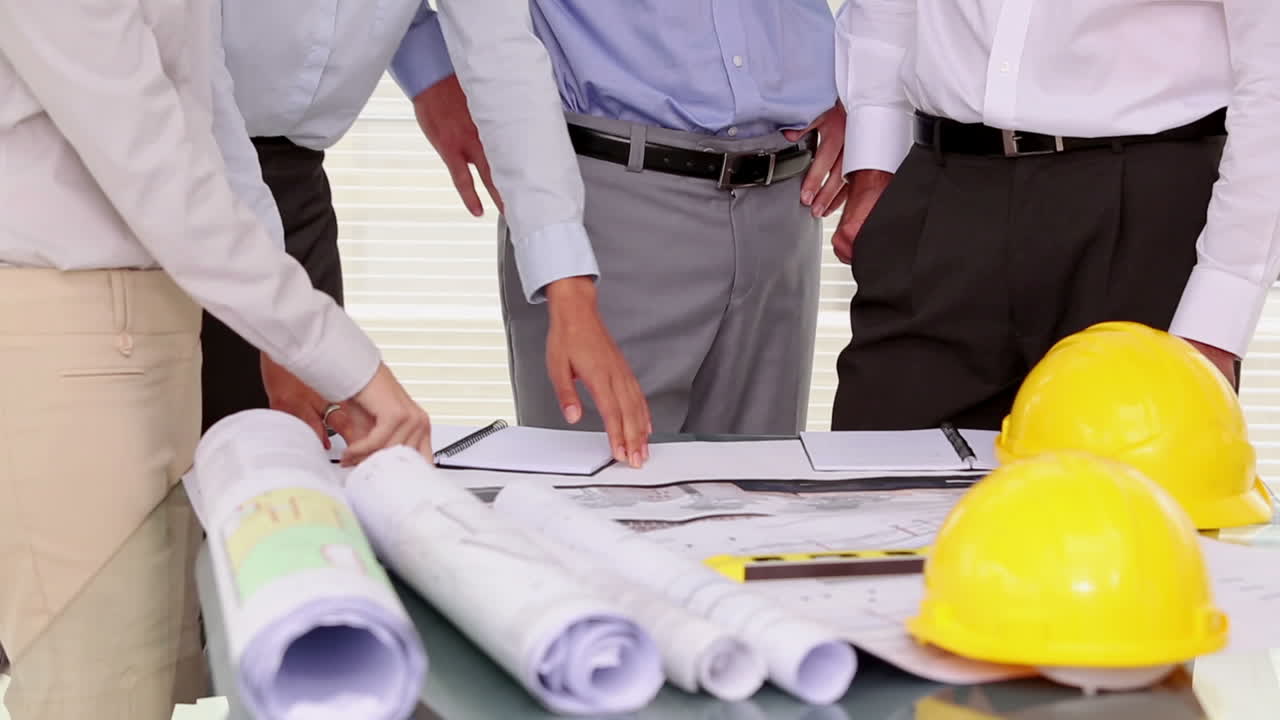 arquitecto trabajando en planos