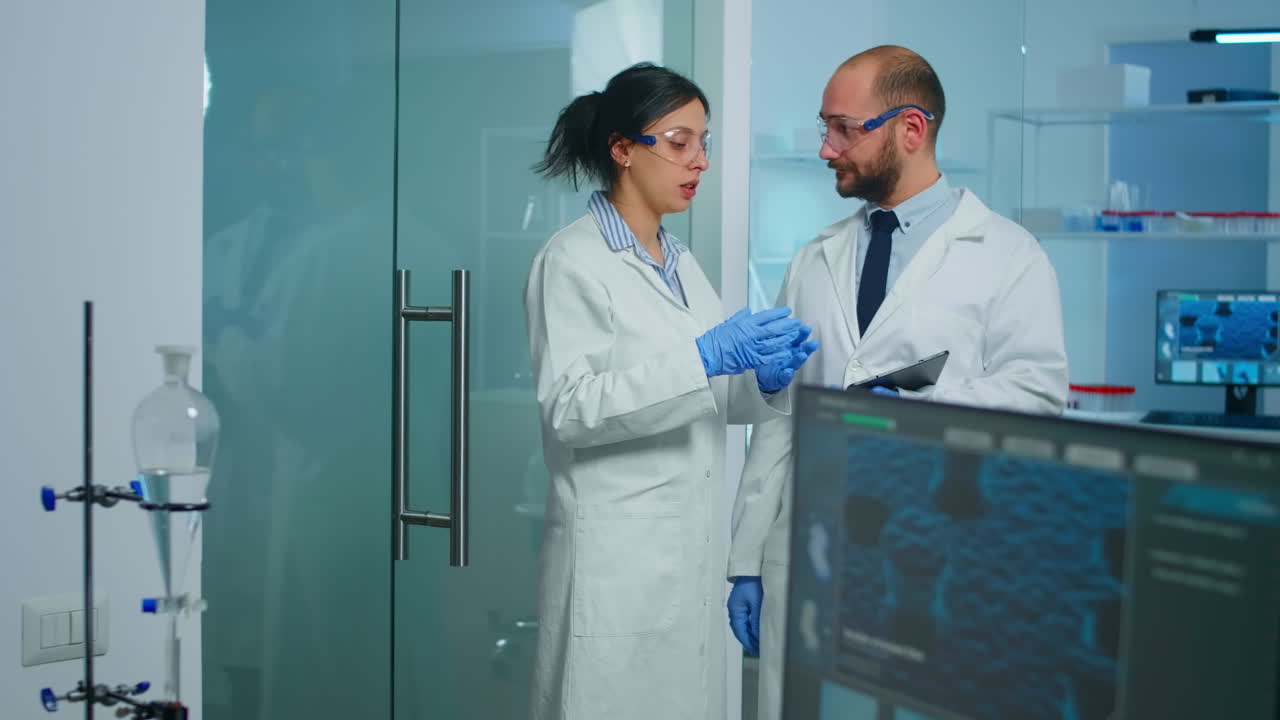 Equipo de científicos médicos desarrollando vacunas con la ayuda de alta tecnología