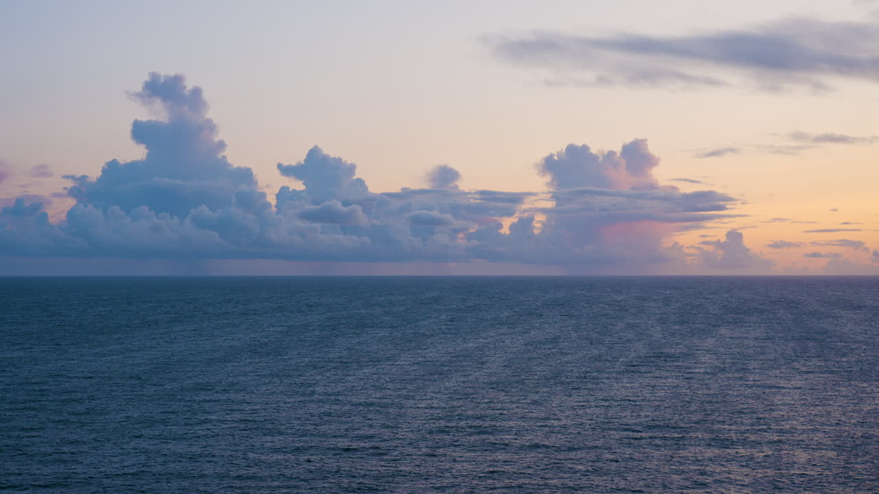 극적인 구름과 함께 바다 위에 해가 지는 것