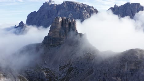 berggipfel umgeben von wolken, torre di toblin, dolomiten italien