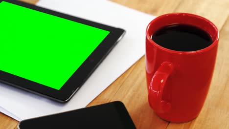 Coffee-with-digital-tablet-and-mobile-phone