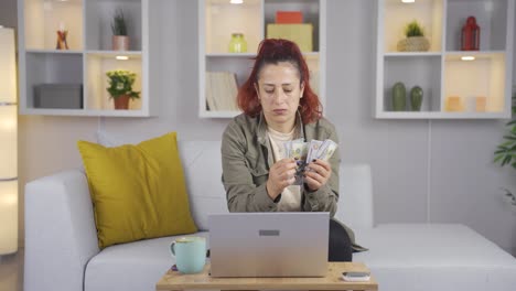 Die-Frau,-Die-Das-Geldkonto-Auf-Ihrem-Laptop-Sieht.