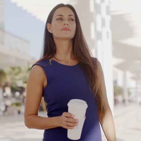 mujer atractiva sosteniendo una gran taza de café