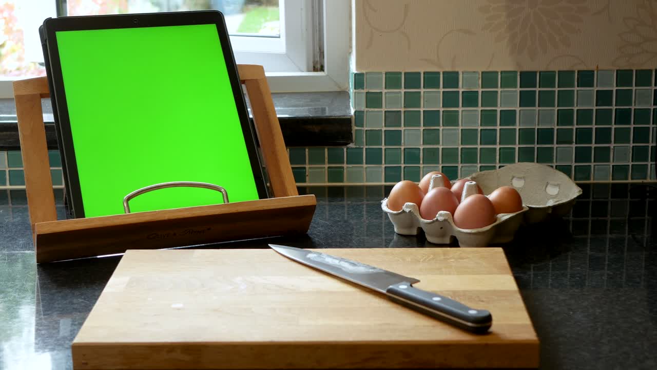요리 - 그린 스크린 태블릿 레시피로 베이킹 준비